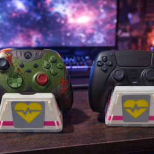 Stojan pro Xbox/PS ovladače ve stylu Augmentu ze hry Arc Raiders